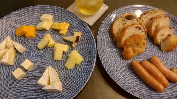 残業後はチーズとパン