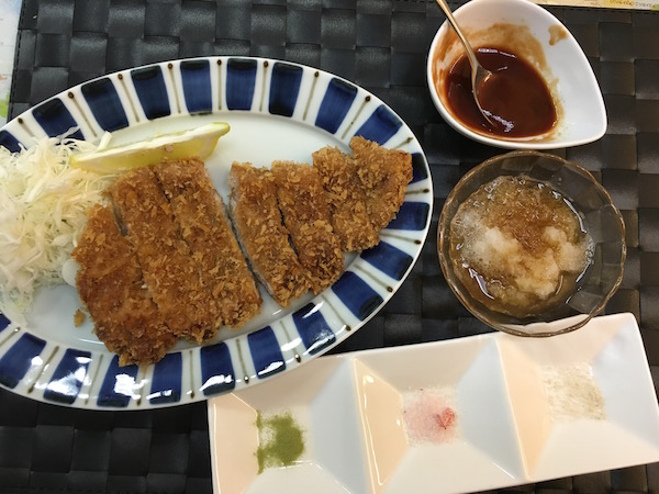 帰宅してのメシはトンカツです