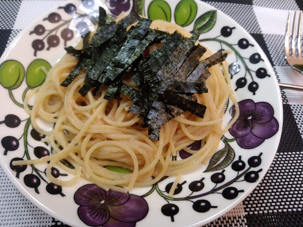 すぐに飽きてパスタで昼食