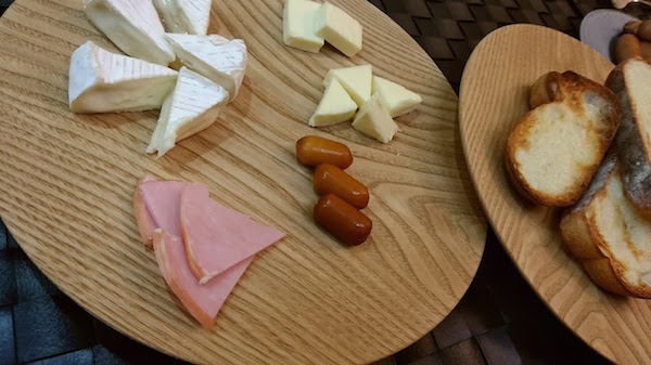 夕食はパンとチーズとシャウで簡単に